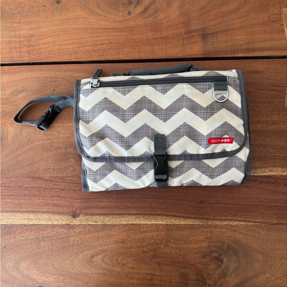 Skip Hop Pronto Baby Portable Changing Station & Diaper Changing Pad Chevron